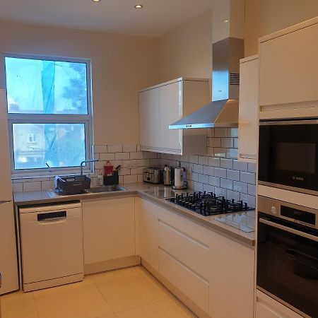 London Luxury Spacious 2 Bedroom Apartment 4 Mins From Ilford Stn. Free Parking Exterior photo