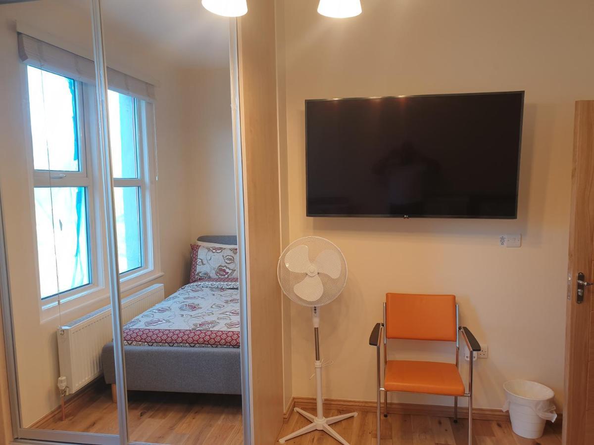 London Luxury Spacious 2 Bedroom Apartment 4 Mins From Ilford Stn. Free Parking Exterior photo