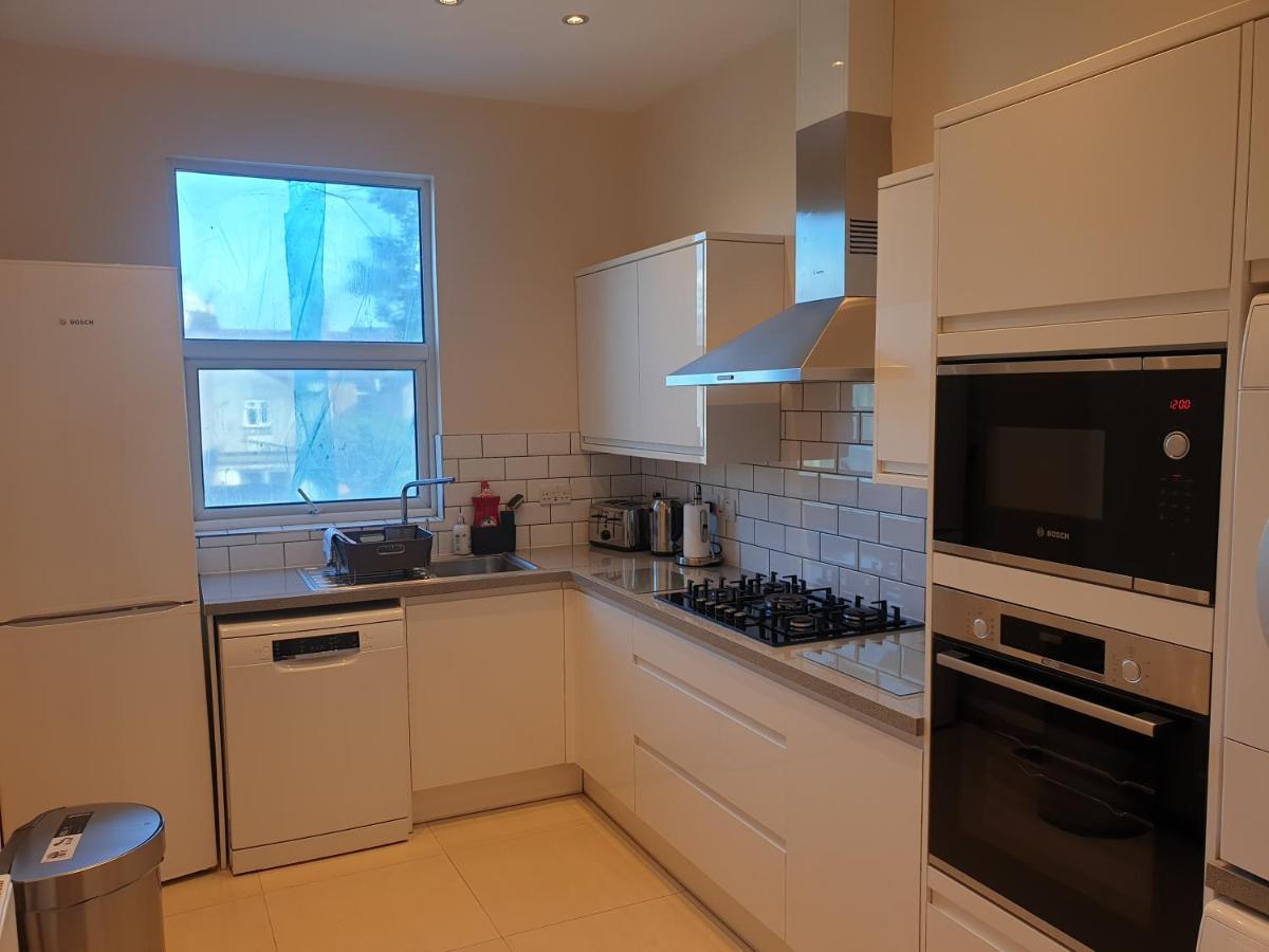 London Luxury Spacious 2 Bedroom Apartment 4 Mins From Ilford Stn. Free Parking Exterior photo