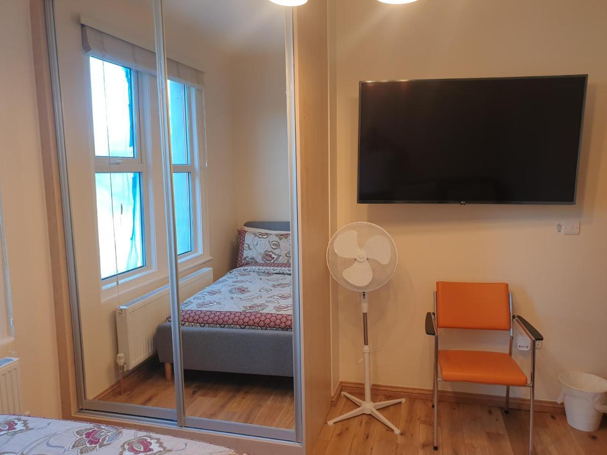 London Luxury Spacious 2 Bedroom Apartment 4 Mins From Ilford Stn. Free Parking Exterior photo