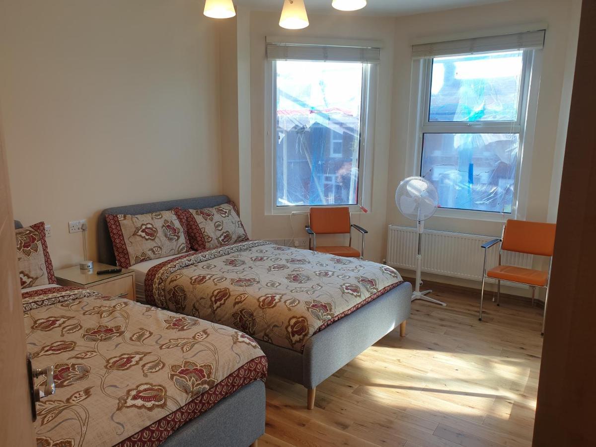London Luxury Spacious 2 Bedroom Apartment 4 Mins From Ilford Stn. Free Parking Exterior photo